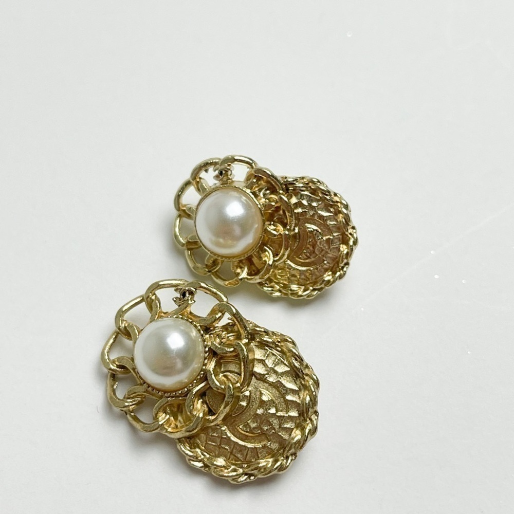 Chanel pearl and gold logo buttons